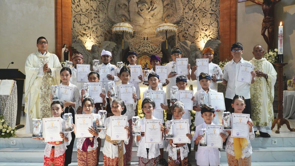 Sebanyak 23 anak dari Stasi Cemagi, Abianbase, Sading, dan pusat Paroki St. Theresia Tangeb menerima Komuni Pertama pada Misa Hari Raya Tubuh dan Darah Kristus, Minggu 7 Juni 2026.