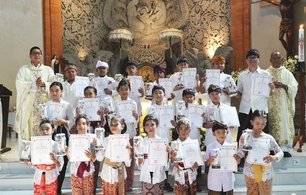 Sebanyak 23 anak dari Stasi Cemagi, Abianbase, Sading, dan pusat Paroki St. Theresia Tangeb menerima Komuni Pertama pada Misa Hari Raya Tubuh dan Darah Kristus, Minggu 7 Juni 2026.