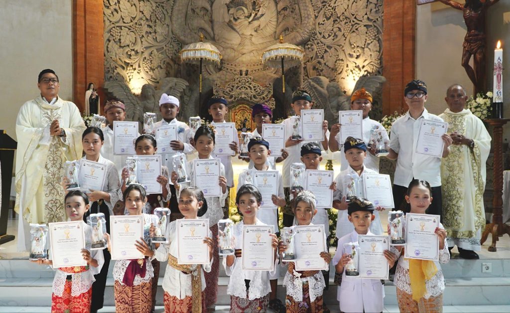Sebanyak 23 anak dari Stasi Cemagi, Abianbase, Sading, dan pusat Paroki St. Theresia Tangeb menerima Komuni Pertama pada Misa Hari Raya Tubuh dan Darah Kristus, Minggu 7 Juni 2026.
