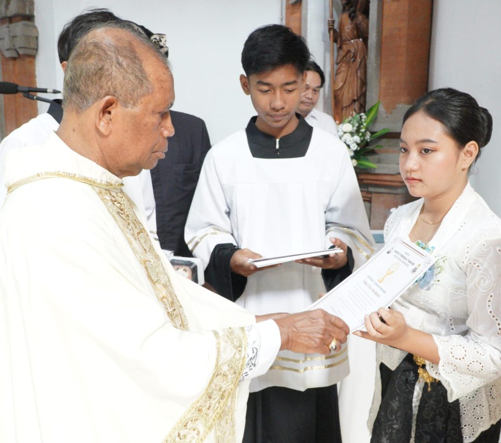 Sebanyak 23 anak dari Stasi Cemagi, Abianbase, Sading, dan pusat Paroki St. Theresia Tangeb menerima Komuni Pertama pada Misa Hari Raya Tubuh dan Darah Kristus, Minggu 7 Juni 2026.