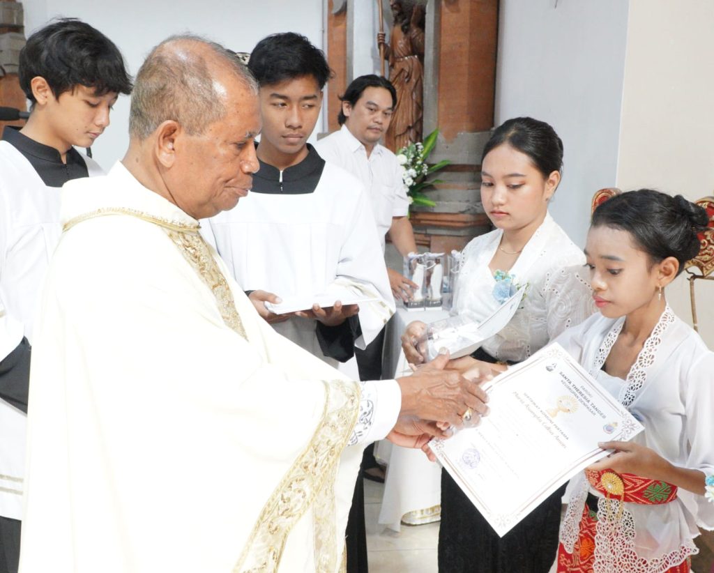 Sebanyak 23 anak dari Stasi Cemagi, Abianbase, Sading, dan pusat Paroki St. Theresia Tangeb menerima Komuni Pertama pada Misa Hari Raya Tubuh dan Darah Kristus, Minggu 7 Juni 2026.
