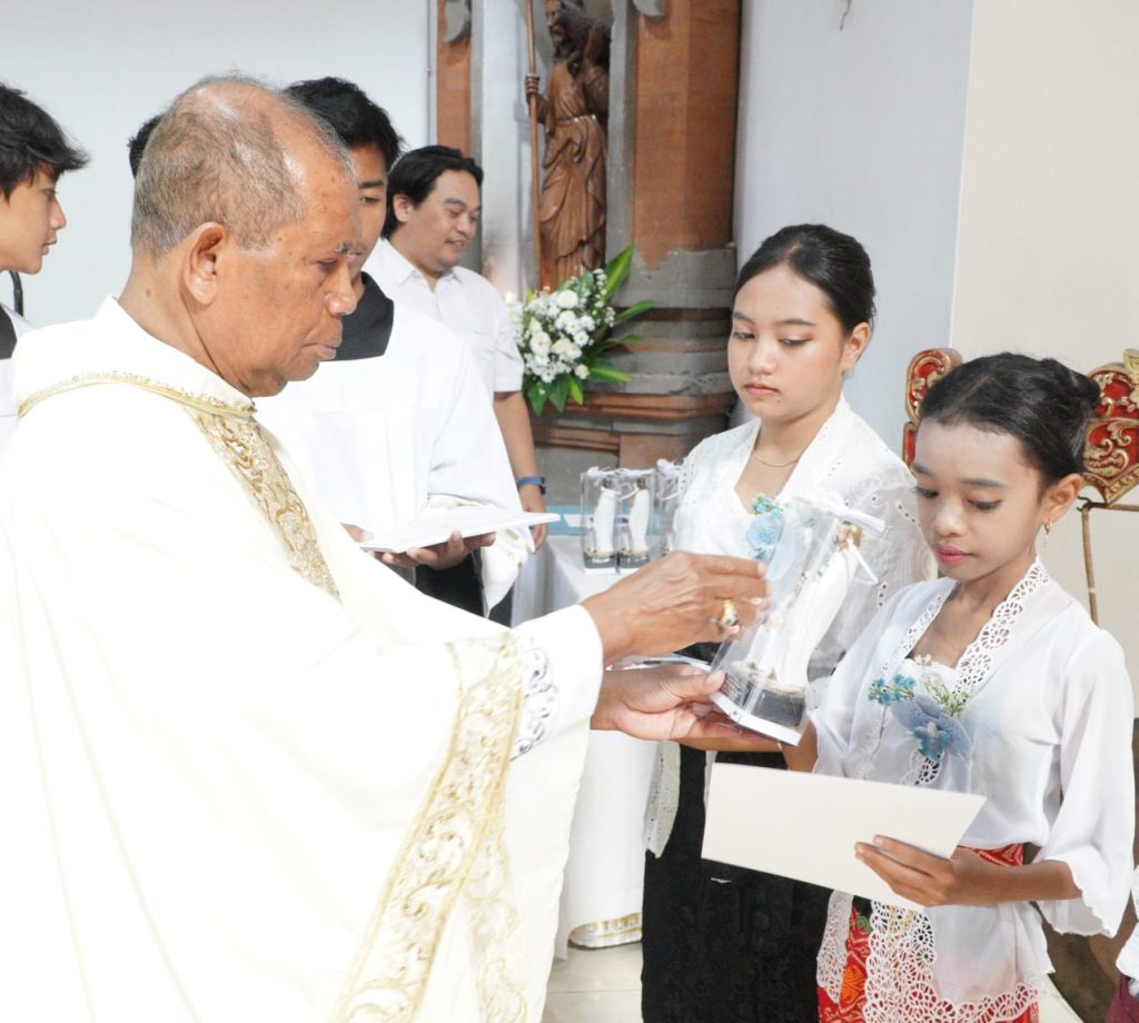Sebanyak 23 anak dari Stasi Cemagi, Abianbase, Sading, dan pusat Paroki St. Theresia Tangeb menerima Komuni Pertama pada Misa Hari Raya Tubuh dan Darah Kristus, Minggu 7 Juni 2026.