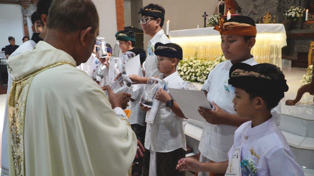 Sebanyak 23 anak dari Stasi Cemagi, Abianbase, Sading, dan pusat Paroki St. Theresia Tangeb menerima Komuni Pertama pada Misa Hari Raya Tubuh dan Darah Kristus, Minggu 7 Juni 2026.