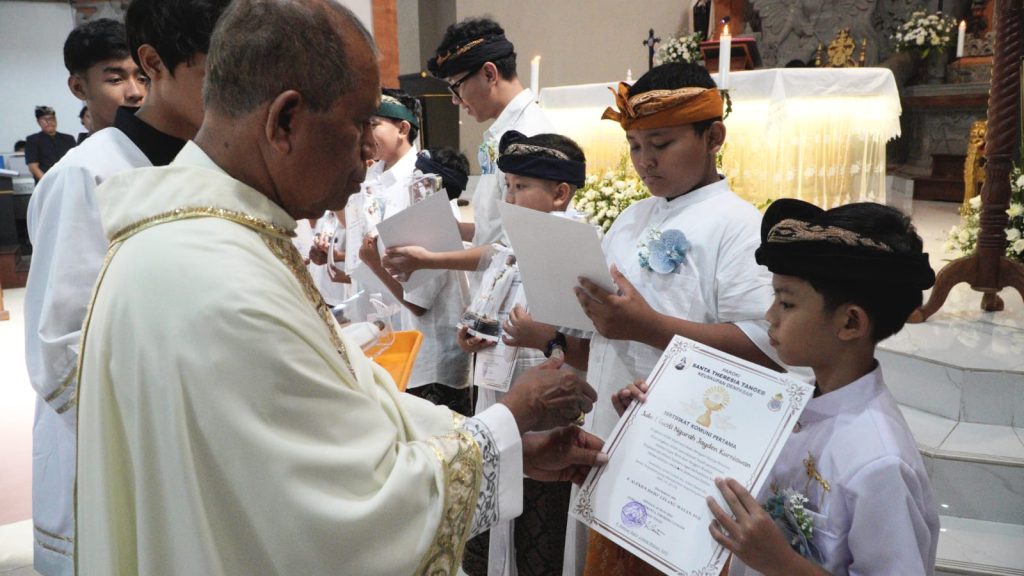 Sebanyak 23 anak dari Stasi Cemagi, Abianbase, Sading, dan pusat Paroki St. Theresia Tangeb menerima Komuni Pertama pada Misa Hari Raya Tubuh dan Darah Kristus, Minggu 7 Juni 2026.