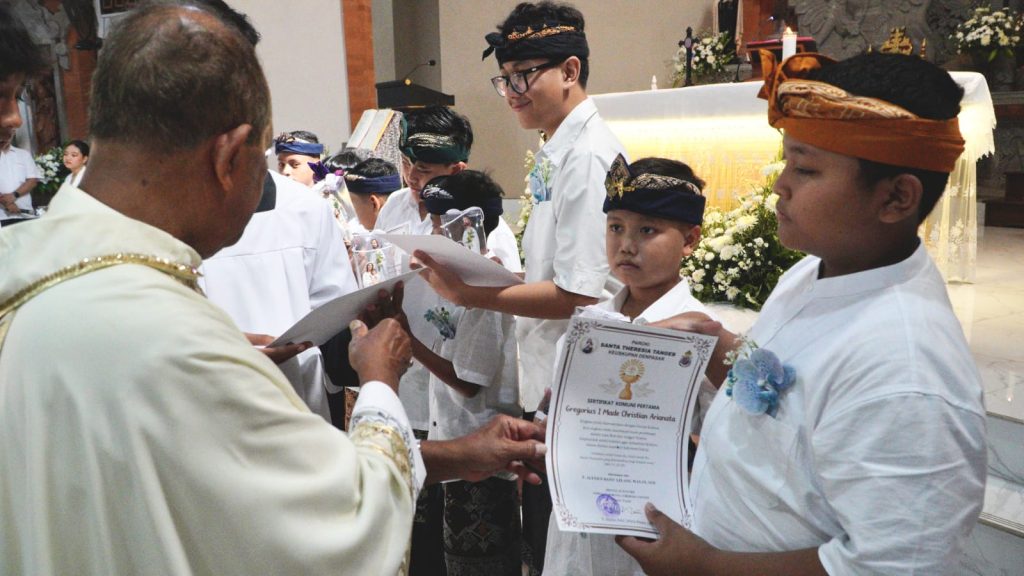 Sebanyak 23 anak dari Stasi Cemagi, Abianbase, Sading, dan pusat Paroki St. Theresia Tangeb menerima Komuni Pertama pada Misa Hari Raya Tubuh dan Darah Kristus, Minggu 7 Juni 2026.