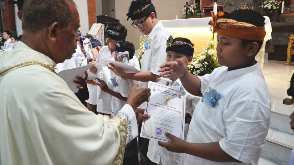 Sebanyak 23 anak dari Stasi Cemagi, Abianbase, Sading, dan pusat Paroki St. Theresia Tangeb menerima Komuni Pertama pada Misa Hari Raya Tubuh dan Darah Kristus, Minggu 7 Juni 2026.