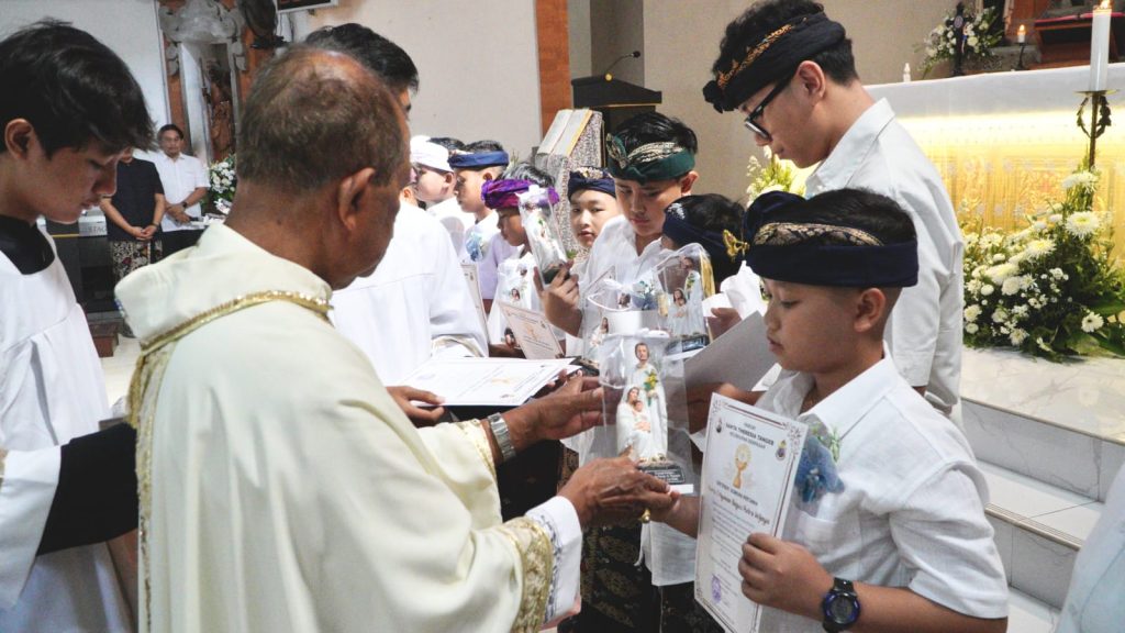 Sebanyak 23 anak dari Stasi Cemagi, Abianbase, Sading, dan pusat Paroki St. Theresia Tangeb menerima Komuni Pertama pada Misa Hari Raya Tubuh dan Darah Kristus, Minggu 7 Juni 2026.