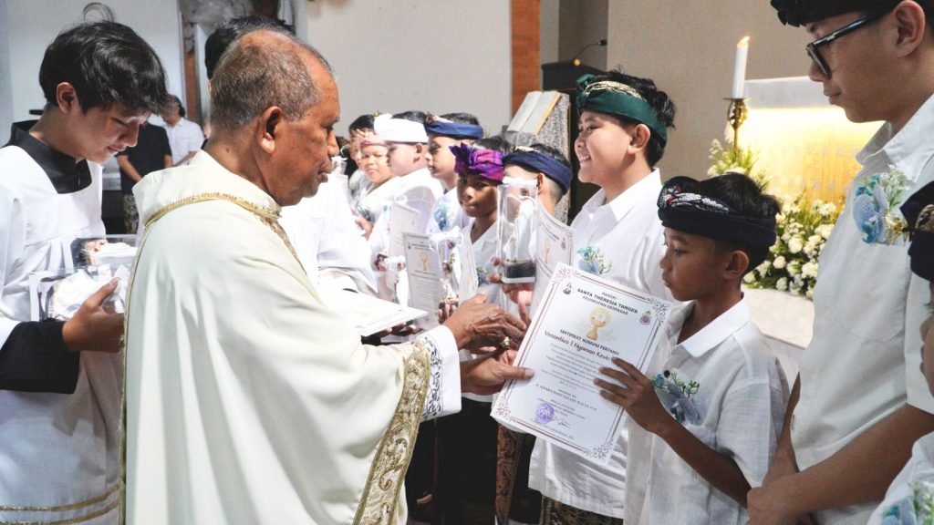 Sebanyak 23 anak dari Stasi Cemagi, Abianbase, Sading, dan pusat Paroki St. Theresia Tangeb menerima Komuni Pertama pada Misa Hari Raya Tubuh dan Darah Kristus, Minggu 7 Juni 2026.