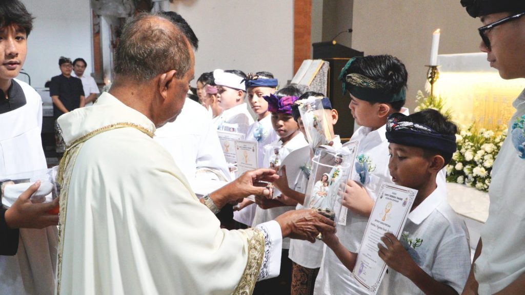 Sebanyak 23 anak dari Stasi Cemagi, Abianbase, Sading, dan pusat Paroki St. Theresia Tangeb menerima Komuni Pertama pada Misa Hari Raya Tubuh dan Darah Kristus, Minggu 7 Juni 2026.