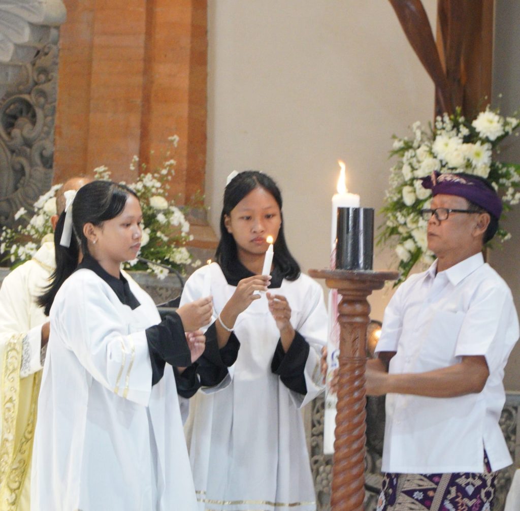 Sebanyak 23 anak dari Stasi Cemagi, Abianbase, Sading, dan pusat Paroki St. Theresia Tangeb menerima Komuni Pertama pada Misa Hari Raya Tubuh dan Darah Kristus, Minggu 7 Juni 2026.