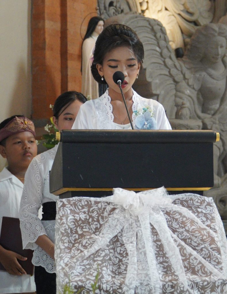 Sebanyak 23 anak dari Stasi Cemagi, Abianbase, Sading, dan pusat Paroki St. Theresia Tangeb menerima Komuni Pertama pada Misa Hari Raya Tubuh dan Darah Kristus, Minggu 7 Juni 2026.