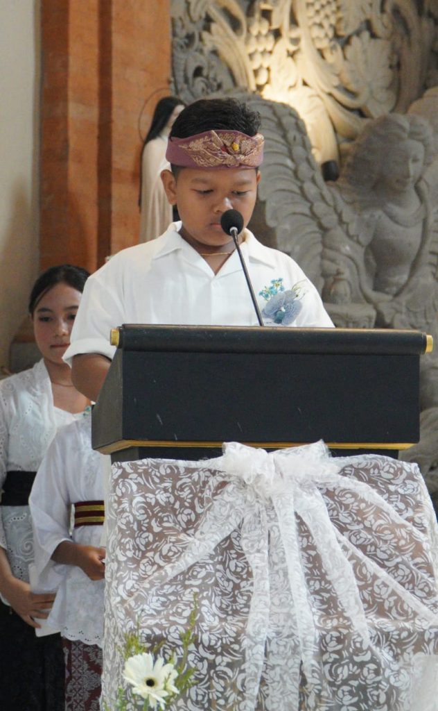Sebanyak 23 anak dari Stasi Cemagi, Abianbase, Sading, dan pusat Paroki St. Theresia Tangeb menerima Komuni Pertama pada Misa Hari Raya Tubuh dan Darah Kristus, Minggu 7 Juni 2026.
