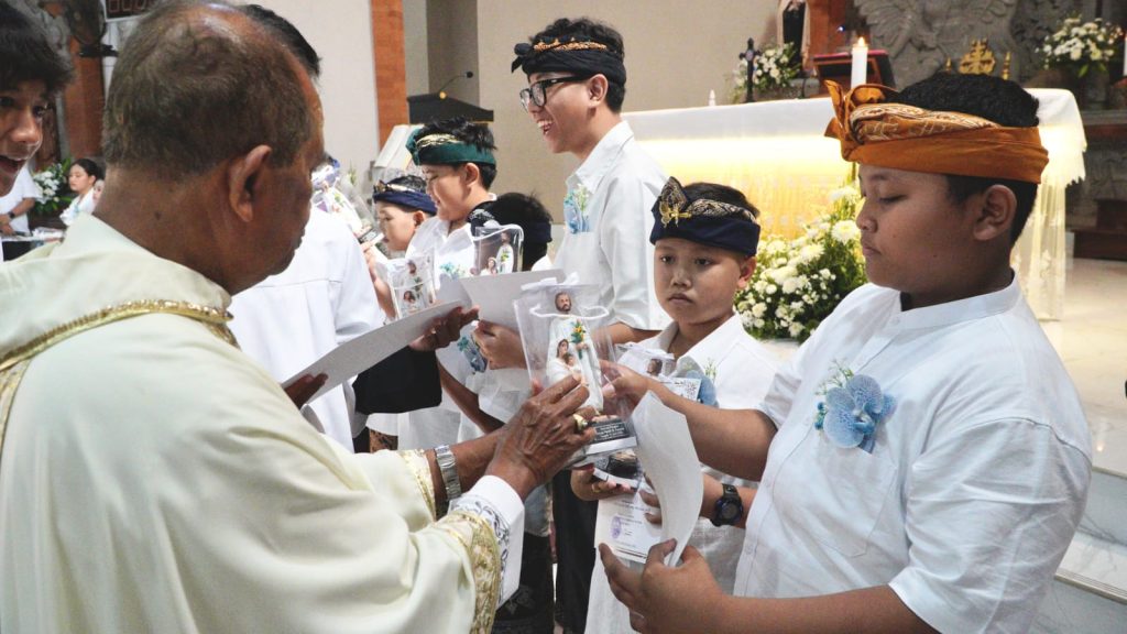 Sebanyak 23 anak dari Stasi Cemagi, Abianbase, Sading, dan pusat Paroki St. Theresia Tangeb menerima Komuni Pertama pada Misa Hari Raya Tubuh dan Darah Kristus, Minggu 7 Juni 2026.