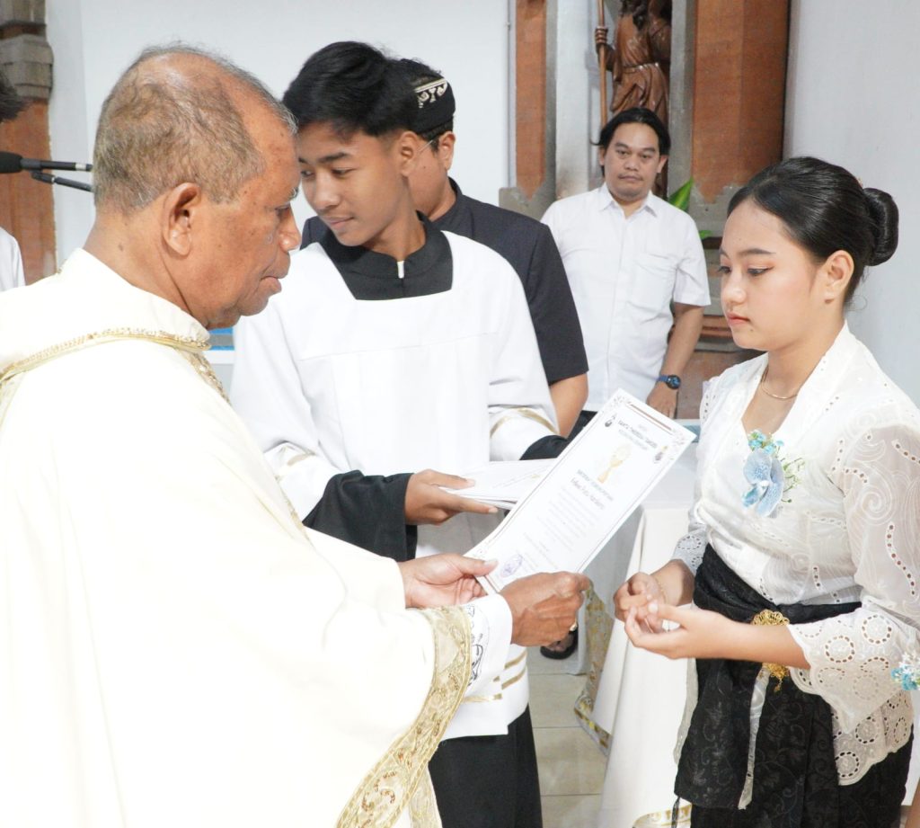 Sebanyak 23 anak dari Stasi Cemagi, Abianbase, Sading, dan pusat Paroki St. Theresia Tangeb menerima Komuni Pertama pada Misa Hari Raya Tubuh dan Darah Kristus, Minggu 7 Juni 2026.