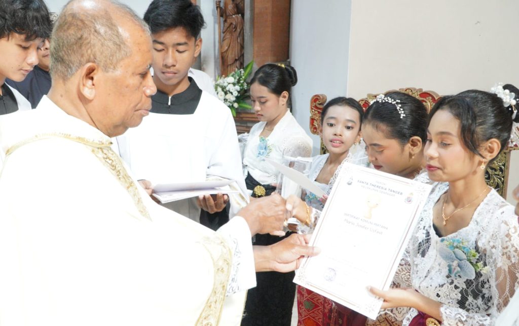 Sebanyak 23 anak dari Stasi Cemagi, Abianbase, Sading, dan pusat Paroki St. Theresia Tangeb menerima Komuni Pertama pada Misa Hari Raya Tubuh dan Darah Kristus, Minggu 7 Juni 2026.