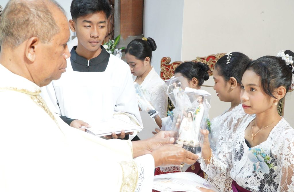 Sebanyak 23 anak dari Stasi Cemagi, Abianbase, Sading, dan pusat Paroki St. Theresia Tangeb menerima Komuni Pertama pada Misa Hari Raya Tubuh dan Darah Kristus, Minggu 7 Juni 2026.