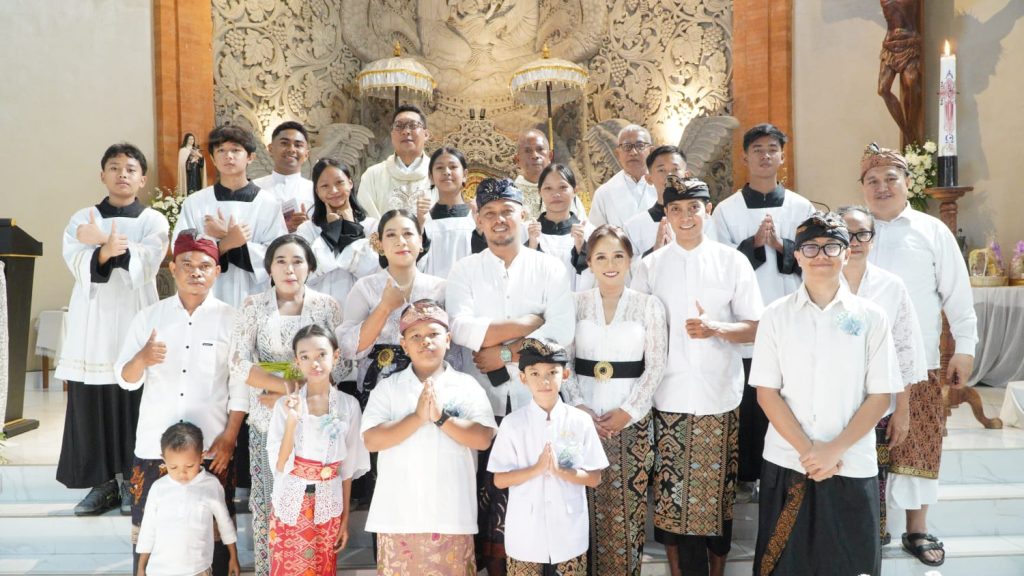 Sebanyak 23 anak dari Stasi Cemagi, Abianbase, Sading, dan pusat Paroki St. Theresia Tangeb menerima Komuni Pertama pada Misa Hari Raya Tubuh dan Darah Kristus, Minggu 7 Juni 2026.