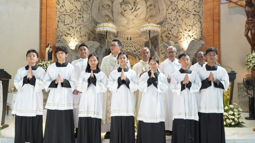 Sebanyak 23 anak dari Stasi Cemagi, Abianbase, Sading, dan pusat Paroki St. Theresia Tangeb menerima Komuni Pertama pada Misa Hari Raya Tubuh dan Darah Kristus, Minggu 7 Juni 2026.