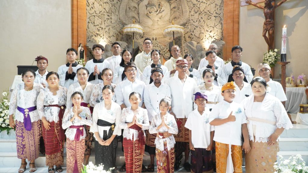 Sebanyak 23 anak dari Stasi Cemagi, Abianbase, Sading, dan pusat Paroki St. Theresia Tangeb menerima Komuni Pertama pada Misa Hari Raya Tubuh dan Darah Kristus, Minggu 7 Juni 2026.