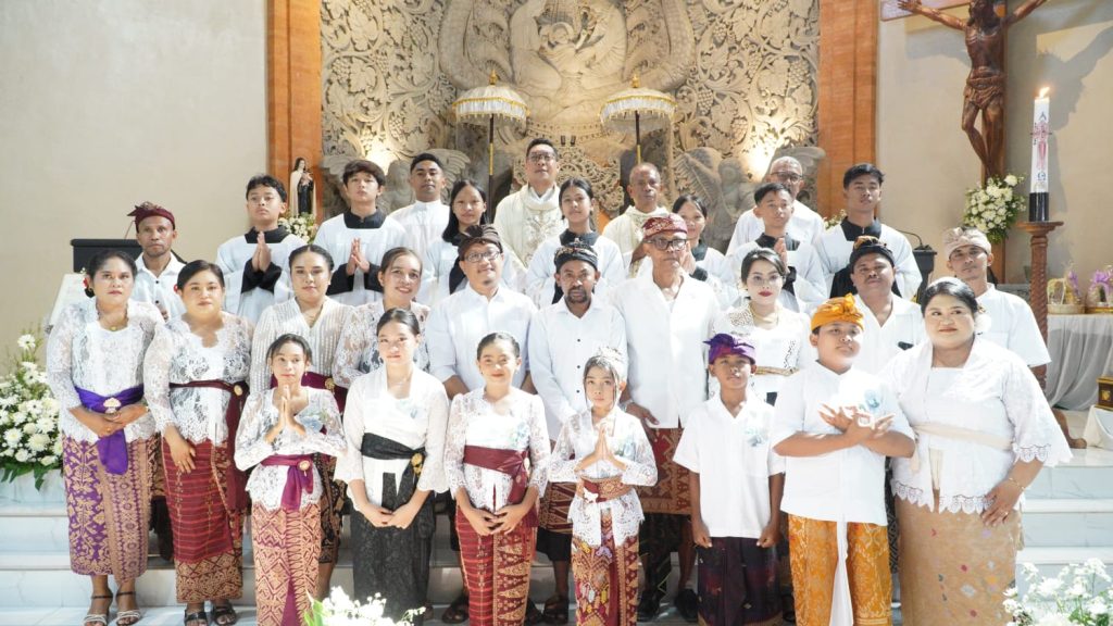 Sebanyak 23 anak dari Stasi Cemagi, Abianbase, Sading, dan pusat Paroki St. Theresia Tangeb menerima Komuni Pertama pada Misa Hari Raya Tubuh dan Darah Kristus, Minggu 7 Juni 2026.