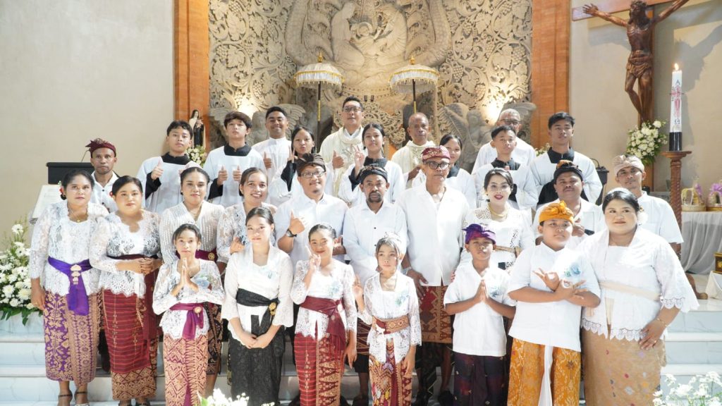 Sebanyak 23 anak dari Stasi Cemagi, Abianbase, Sading, dan pusat Paroki St. Theresia Tangeb menerima Komuni Pertama pada Misa Hari Raya Tubuh dan Darah Kristus, Minggu 7 Juni 2026.