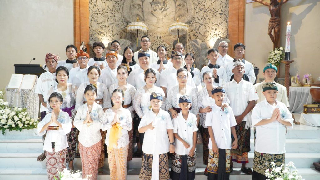 Sebanyak 23 anak dari Stasi Cemagi, Abianbase, Sading, dan pusat Paroki St. Theresia Tangeb menerima Komuni Pertama pada Misa Hari Raya Tubuh dan Darah Kristus, Minggu 7 Juni 2026.