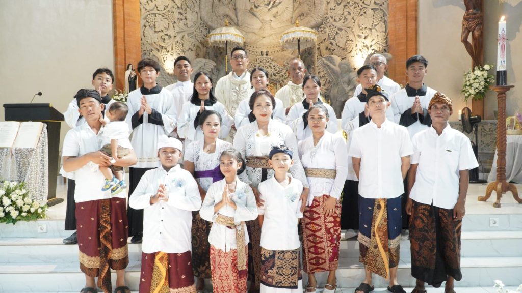Sebanyak 23 anak dari Stasi Cemagi, Abianbase, Sading, dan pusat Paroki St. Theresia Tangeb menerima Komuni Pertama pada Misa Hari Raya Tubuh dan Darah Kristus, Minggu 7 Juni 2026.