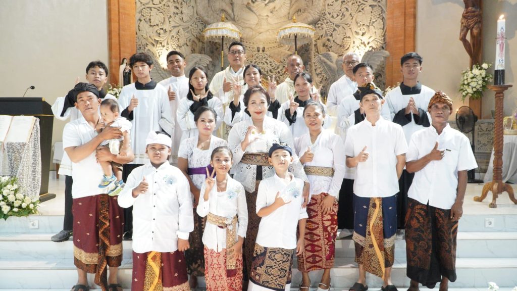 Sebanyak 23 anak dari Stasi Cemagi, Abianbase, Sading, dan pusat Paroki St. Theresia Tangeb menerima Komuni Pertama pada Misa Hari Raya Tubuh dan Darah Kristus, Minggu 7 Juni 2026.