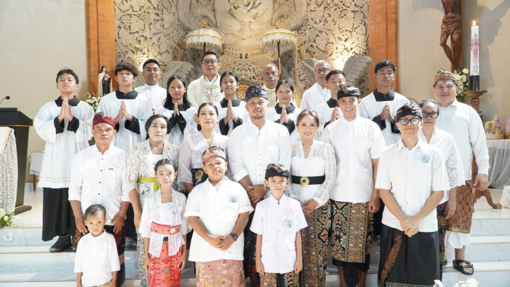 Sebanyak 23 anak dari Stasi Cemagi, Abianbase, Sading, dan pusat Paroki St. Theresia Tangeb menerima Komuni Pertama pada Misa Hari Raya Tubuh dan Darah Kristus, Minggu 7 Juni 2026.