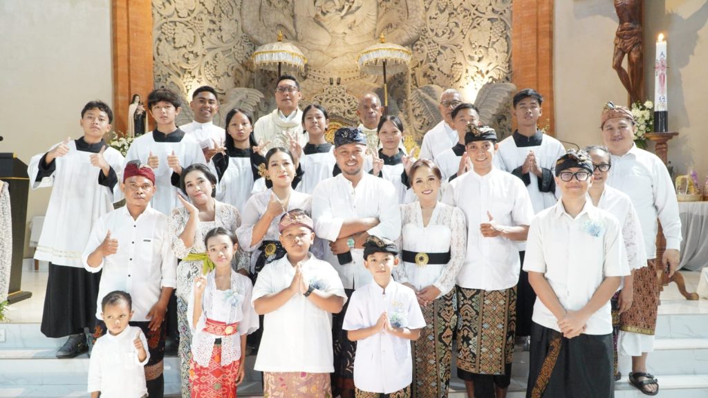 Sebanyak 23 anak dari Stasi Cemagi, Abianbase, Sading, dan pusat Paroki St. Theresia Tangeb menerima Komuni Pertama pada Misa Hari Raya Tubuh dan Darah Kristus, Minggu 7 Juni 2026.