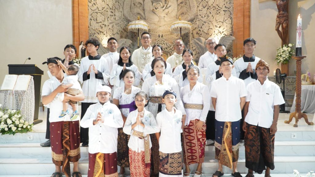 Sebanyak 23 anak dari Stasi Cemagi, Abianbase, Sading, dan pusat Paroki St. Theresia Tangeb menerima Komuni Pertama pada Misa Hari Raya Tubuh dan Darah Kristus, Minggu 7 Juni 2026.
