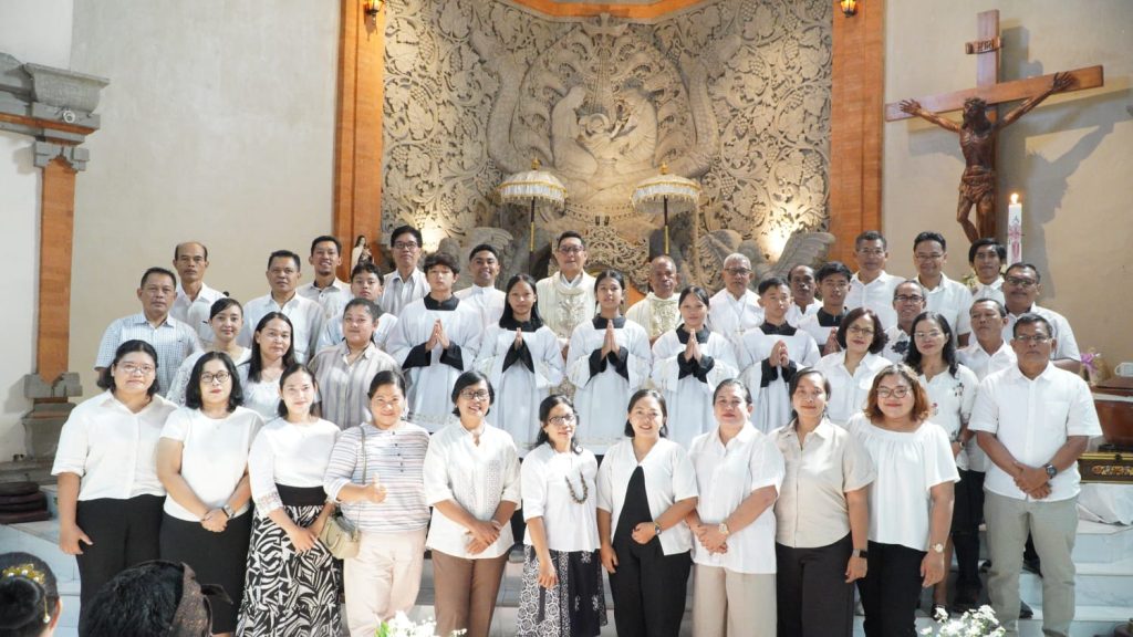 Sebanyak 23 anak dari Stasi Cemagi, Abianbase, Sading, dan pusat Paroki St. Theresia Tangeb menerima Komuni Pertama pada Misa Hari Raya Tubuh dan Darah Kristus, Minggu 7 Juni 2026.