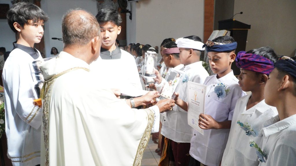Sebanyak 23 anak dari Stasi Cemagi, Abianbase, Sading, dan pusat Paroki St. Theresia Tangeb menerima Komuni Pertama pada Misa Hari Raya Tubuh dan Darah Kristus, Minggu 7 Juni 2026.