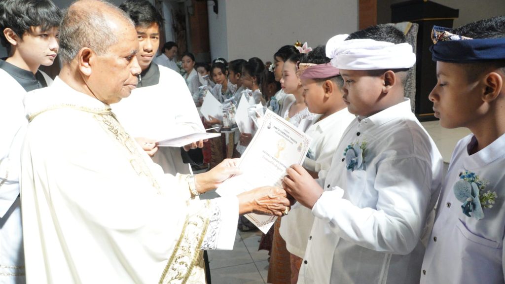 Sebanyak 23 anak dari Stasi Cemagi, Abianbase, Sading, dan pusat Paroki St. Theresia Tangeb menerima Komuni Pertama pada Misa Hari Raya Tubuh dan Darah Kristus, Minggu 7 Juni 2026.