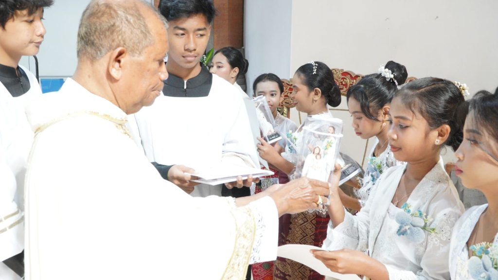 Sebanyak 23 anak dari Stasi Cemagi, Abianbase, Sading, dan pusat Paroki St. Theresia Tangeb menerima Komuni Pertama pada Misa Hari Raya Tubuh dan Darah Kristus, Minggu 7 Juni 2026.
