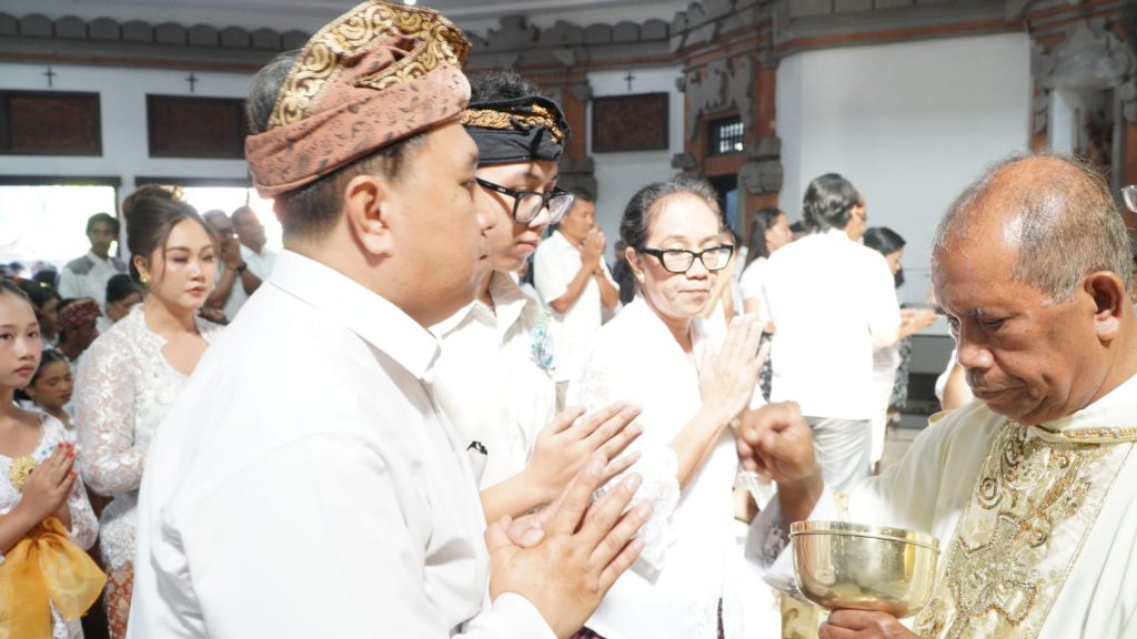 Sebanyak 23 anak dari Stasi Cemagi, Abianbase, Sading, dan pusat Paroki St. Theresia Tangeb menerima Komuni Pertama pada Misa Hari Raya Tubuh dan Darah Kristus, Minggu 7 Juni 2026.