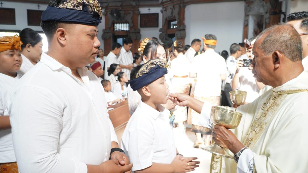 Sebanyak 23 anak dari Stasi Cemagi, Abianbase, Sading, dan pusat Paroki St. Theresia Tangeb menerima Komuni Pertama pada Misa Hari Raya Tubuh dan Darah Kristus, Minggu 7 Juni 2026.