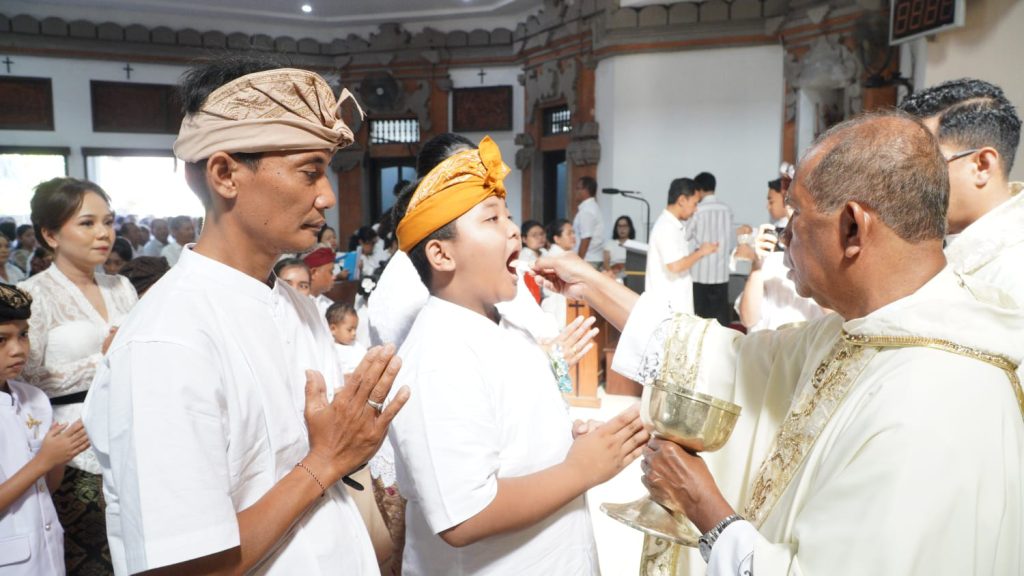 Sebanyak 23 anak dari Stasi Cemagi, Abianbase, Sading, dan pusat Paroki St. Theresia Tangeb menerima Komuni Pertama pada Misa Hari Raya Tubuh dan Darah Kristus, Minggu 7 Juni 2026.
