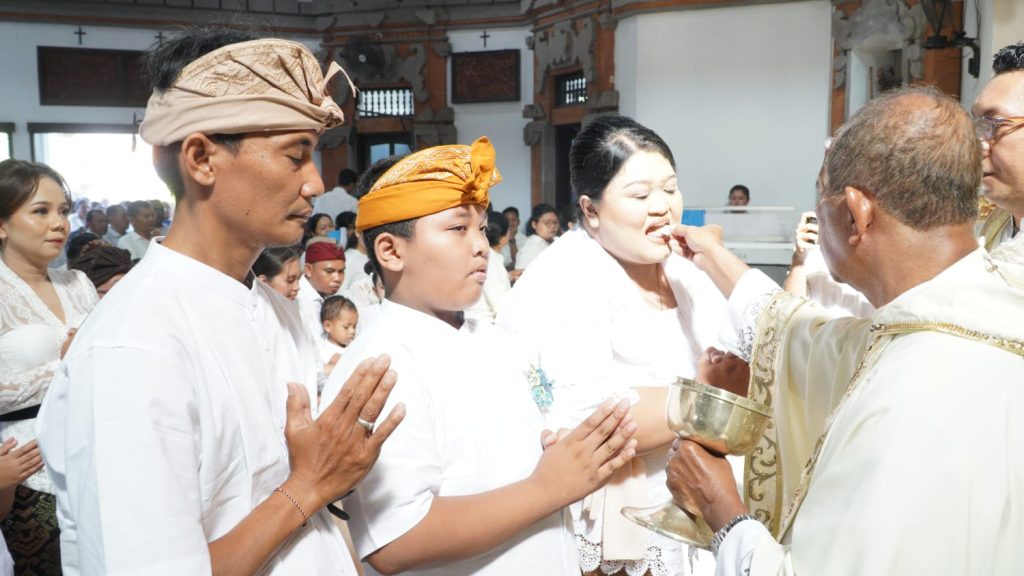 Sebanyak 23 anak dari Stasi Cemagi, Abianbase, Sading, dan pusat Paroki St. Theresia Tangeb menerima Komuni Pertama pada Misa Hari Raya Tubuh dan Darah Kristus, Minggu 7 Juni 2026.