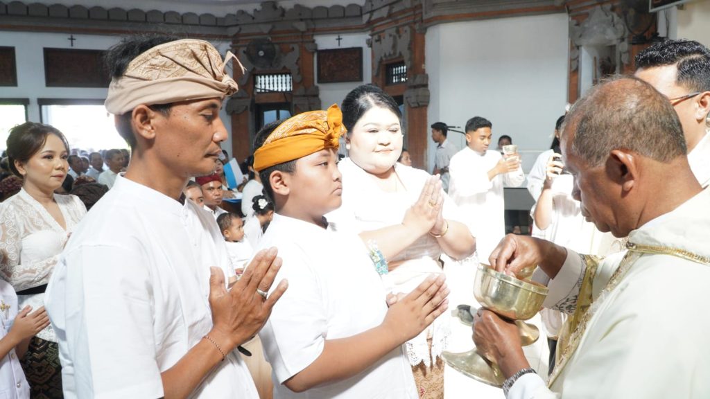 Sebanyak 23 anak dari Stasi Cemagi, Abianbase, Sading, dan pusat Paroki St. Theresia Tangeb menerima Komuni Pertama pada Misa Hari Raya Tubuh dan Darah Kristus, Minggu 7 Juni 2026.