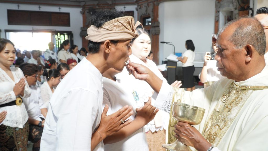 Sebanyak 23 anak dari Stasi Cemagi, Abianbase, Sading, dan pusat Paroki St. Theresia Tangeb menerima Komuni Pertama pada Misa Hari Raya Tubuh dan Darah Kristus, Minggu 7 Juni 2026.