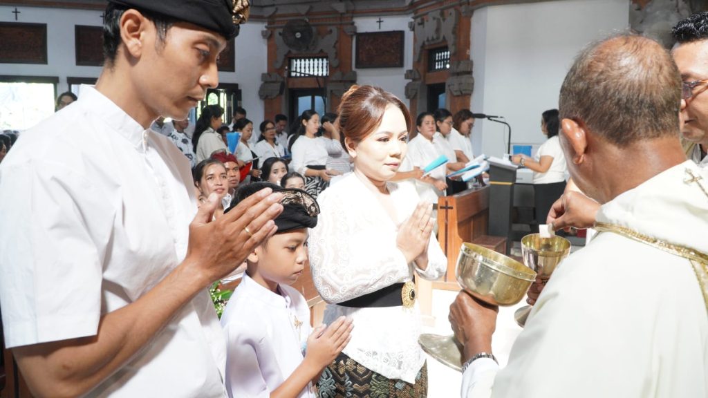 Sebanyak 23 anak dari Stasi Cemagi, Abianbase, Sading, dan pusat Paroki St. Theresia Tangeb menerima Komuni Pertama pada Misa Hari Raya Tubuh dan Darah Kristus, Minggu 7 Juni 2026.