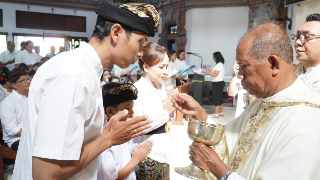 Sebanyak 23 anak dari Stasi Cemagi, Abianbase, Sading, dan pusat Paroki St. Theresia Tangeb menerima Komuni Pertama pada Misa Hari Raya Tubuh dan Darah Kristus, Minggu 7 Juni 2026.