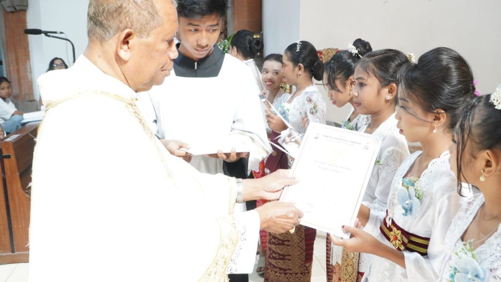 Sebanyak 23 anak dari Stasi Cemagi, Abianbase, Sading, dan pusat Paroki St. Theresia Tangeb menerima Komuni Pertama pada Misa Hari Raya Tubuh dan Darah Kristus, Minggu 7 Juni 2026.