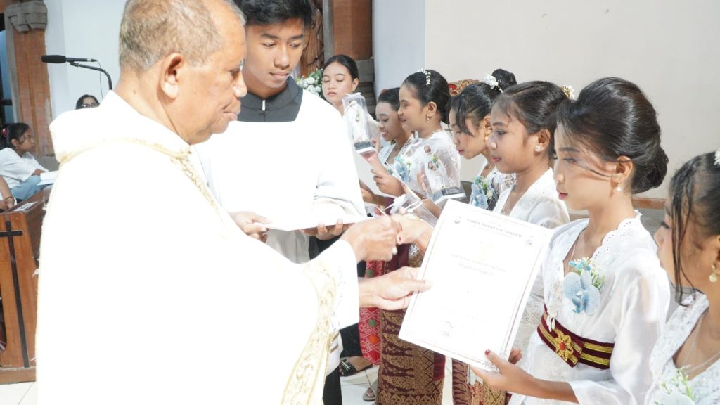 Sebanyak 23 anak dari Stasi Cemagi, Abianbase, Sading, dan pusat Paroki St. Theresia Tangeb menerima Komuni Pertama pada Misa Hari Raya Tubuh dan Darah Kristus, Minggu 7 Juni 2026.