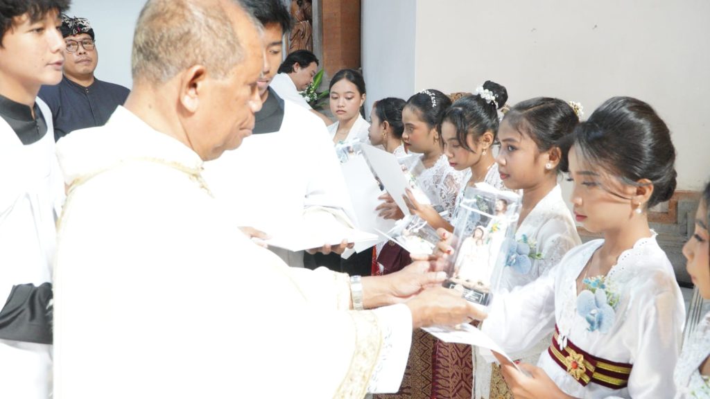 Sebanyak 23 anak dari Stasi Cemagi, Abianbase, Sading, dan pusat Paroki St. Theresia Tangeb menerima Komuni Pertama pada Misa Hari Raya Tubuh dan Darah Kristus, Minggu 7 Juni 2026.