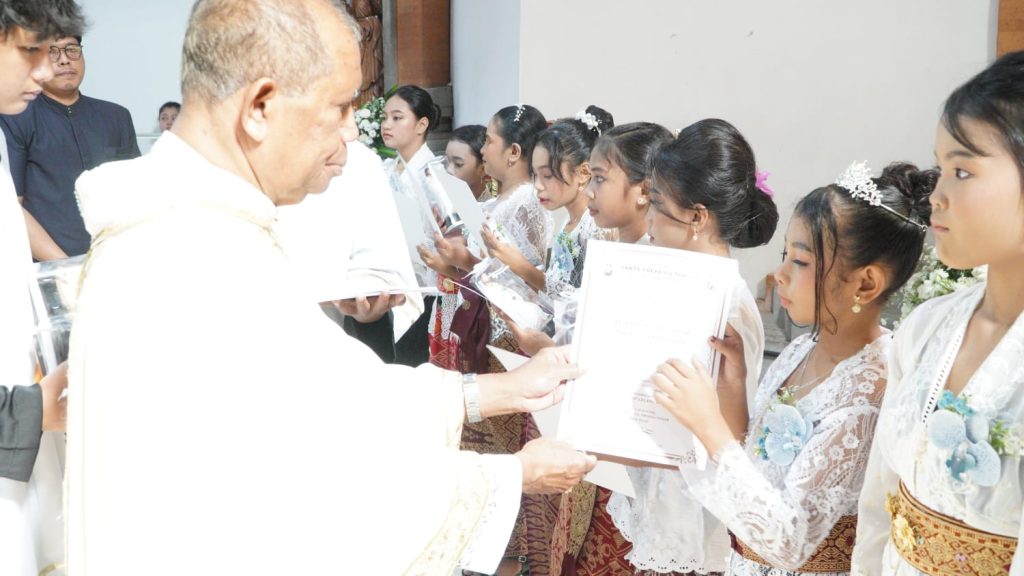 Sebanyak 23 anak dari Stasi Cemagi, Abianbase, Sading, dan pusat Paroki St. Theresia Tangeb menerima Komuni Pertama pada Misa Hari Raya Tubuh dan Darah Kristus, Minggu 7 Juni 2026.