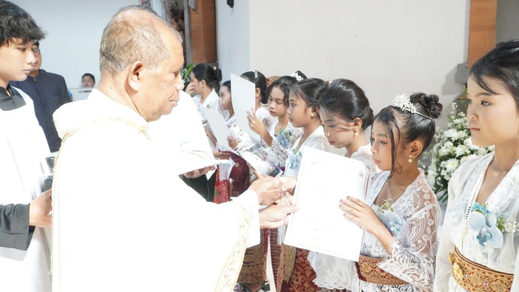 Sebanyak 23 anak dari Stasi Cemagi, Abianbase, Sading, dan pusat Paroki St. Theresia Tangeb menerima Komuni Pertama pada Misa Hari Raya Tubuh dan Darah Kristus, Minggu 7 Juni 2026.