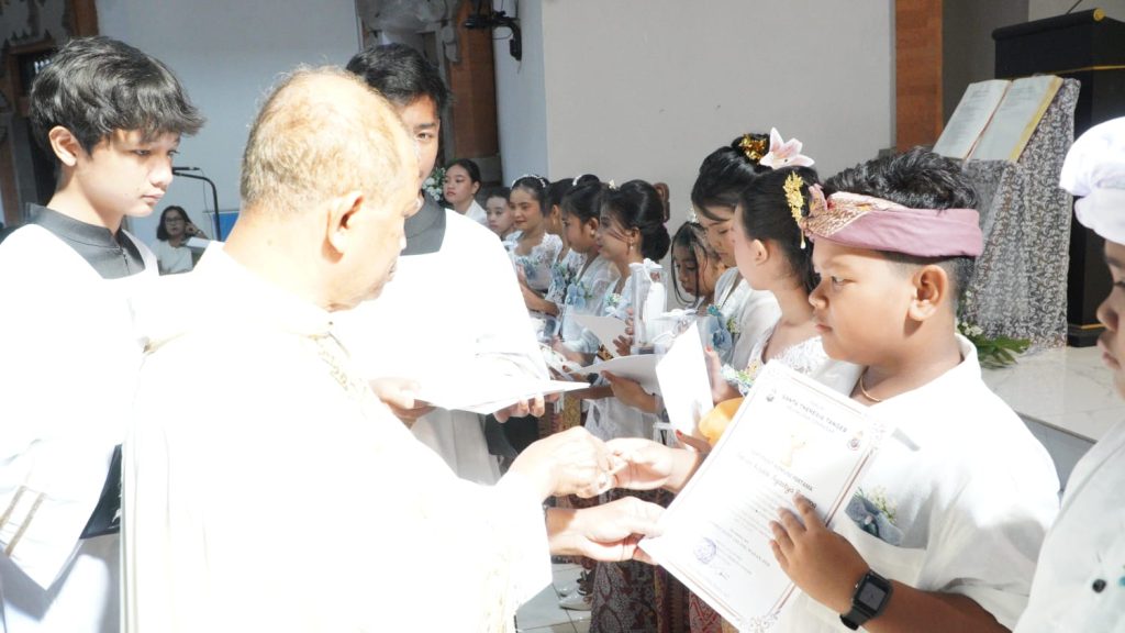 Sebanyak 23 anak dari Stasi Cemagi, Abianbase, Sading, dan pusat Paroki St. Theresia Tangeb menerima Komuni Pertama pada Misa Hari Raya Tubuh dan Darah Kristus, Minggu 7 Juni 2026.