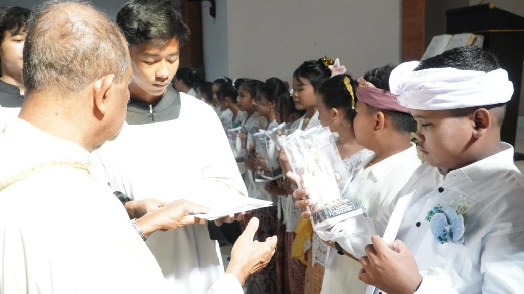 Sebanyak 23 anak dari Stasi Cemagi, Abianbase, Sading, dan pusat Paroki St. Theresia Tangeb menerima Komuni Pertama pada Misa Hari Raya Tubuh dan Darah Kristus, Minggu 7 Juni 2026.